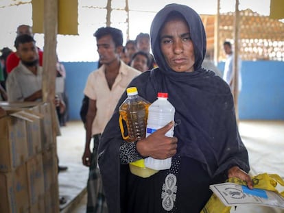 Una rohinyá recoge en un centro de distribución de comida del Programa Mundial de los Alimentos la ración mensual de su familia.