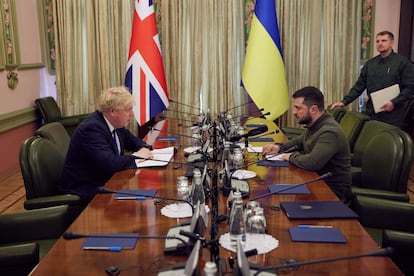  Boris Johnson y Zelenski, durante la reunión este sábado en Kiev.  