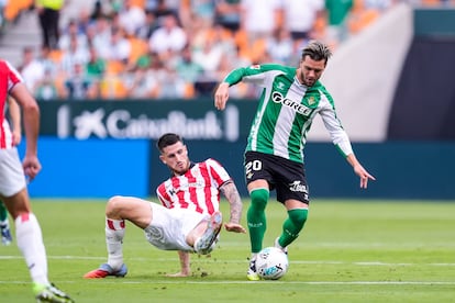 Lo Celso se lleva el balón ante Sancet.