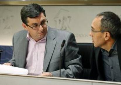 José Luis Centella (i), secretario general del PCE y portavoz de IU en el Congreso, y Joan Coscubiela (d), portavoz de ICV, durante una rueda de prensa. EFE/Archivo