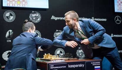 Saludo inicial en el duelo entre los dos rusos