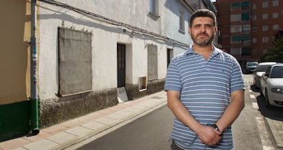 Farid Bahoudi, portavoz de la Comunidad Islámica de Torrejón de Ardoz, ante el emplazamiento de la mezquita polémica.