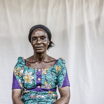 <p>56 años. Dos hijos y tres hijas. </p> <p>“¿Lo más difícil? ¡Las matemáticas!”, y su risa ronca resuena en toda la plantación. Es Madame Thierry, la presidenta de la cooperativa de mujeres de Dema. Lleva dentro el liderazgo, la fuerza, el valor y la alegría. Es la que tira de carro. Ella fue quien se puso en contacto con Global Humanitaria. “Aunque nos ves aparentemente bien, la mayoría estamos enfermas. Tenemos la espalda partida de tantas horas en el campo con herramientas rudimentarias, pero las mujeres de Dema somos dinámicas y siempre luchamos a pesar el sufrimiento”. Madame Thierry no cierra ninguna de sus largas conversaciones sin dejar huella: “Por cierto, yo tiro del carro pero no nos vendría mal un triciclo con motor para llevar la cosecha al mercado”. Y su risa vuelve despertar a los brotes de la mandioca.</p> <p>En la lápida de la fosa de la incultura todavía está grabada otra de esas cifras de la vergüenza: el porcentaje de mujeres analfabetas en Costa de Marfil ronda el 60%. Frente a esto, las más de tres mil mujeres del medio rural que han acudido a los cursos de alfabetización que desarrolla Global Humanitaria y que han recuperado un derecho que les robaron por ser niñas. Las últimas, por ahora, ellas: las mujeres de Dema.</p>