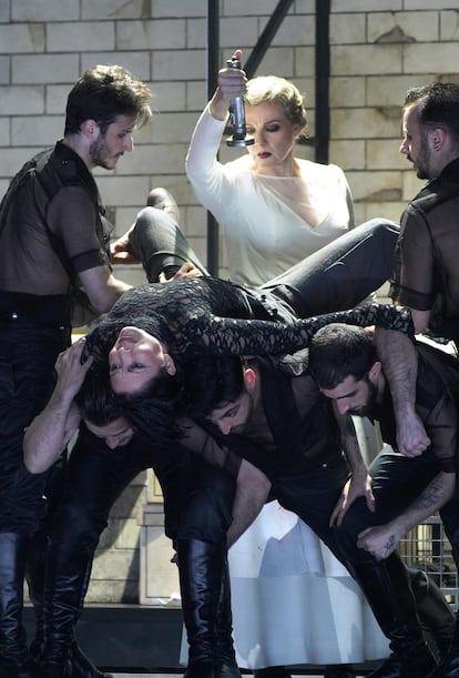 Una escena del montaje de la ópera 'Tejas verdes', en el Teatro Real.