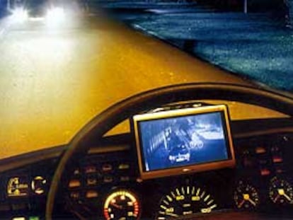 Los dispositivos de visión nocturna estarán disponibles en un futuro próximo. Una pantalla situada en el salpicadero permitirá al conductor ver en la oscuridad con gran claridad.