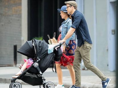 Blake Lively y Ryan Reynolds pasean con sus dos hijas por Nueva York, el 19 de junio de 2019.