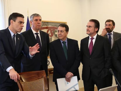 El presidente del Gobierno, Pedro Sánchez, con la junta directiva de Anfac, la patronal de marcas.