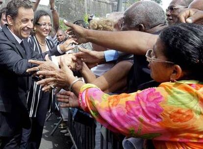 Nicolas Sarkozy saluda a ciudadanos de Martinica, el jueves en la capital de la isla Fort-de-France, en un acto oficial.