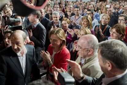 Chacón aplaude a Rubalcaba (i), junto a Joaquín Almunia y Marcelino Iglesias.