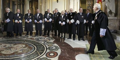 Carlos Dïvar, a la derecha, con magistrados del Supremo en la inauguración del Año Judicial de 2008.