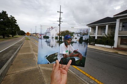 Errol Morning, sentado em seu barco, navega por uma rua alagada de Nova Orleans, em 5 de setembro de 2005.