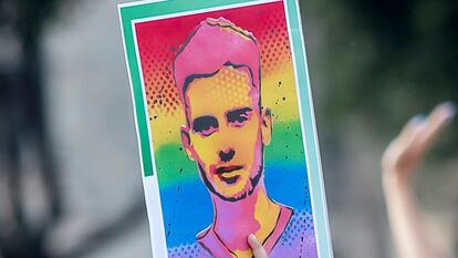 Un asistente a una manifestación en Barcelona en julio de 2021 mostraba un retrato de Samuel Luiz.