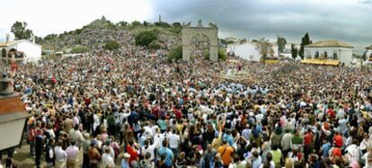 Alrededor de 700.000 personas acudieron ayer al santuario de la Virgen de la Cabeza, considerada la romería más antigua de España.