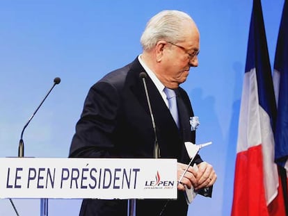Jean-Marie Le Pen se retira de la tribuna después de dirigirse anoche a sus seguidores en París.