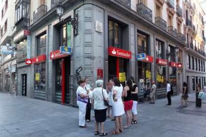 Entrada de la sucursal del Santander asaltada ayer.