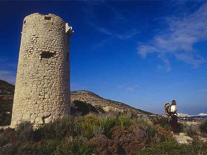 La torre Abadum, una antigua atalaya para prevenir ataques piratas, con el perfil de Peñíscola al fondo.