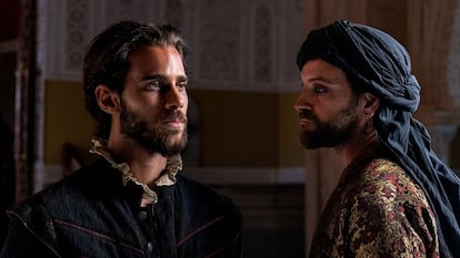 Julio Peña y Alessandro Borghi, Cervantes y el señor de Argel, en un momento de 'El cautivo'.