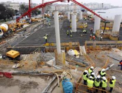 Las obras del construcción del Centro de Arte Botín de Santander, diseñado por el arquitecto italiano Renzo Piano, continúan según los plazos previstos y hoy han dado un paso adelante al colocar parte del asentamiento de este edificio, cuya estructura se adentrará en la bahía de la capital cántabra.