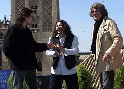 De izquierda a derecha, Vicente Amigo, Raimundo Amador y José Mercé, ayer en Sevilla, con la Giralda de telón de fondo.