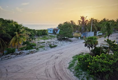 Uno de los caminos de arena de El Cuyo, un enclave de la península de Yucatán aún sin muchos turistas.