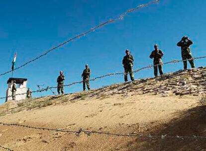 Soldados indios vigilan la frontera con Pakistán cerca de Ranjitpura, en el Estado de Rajastán.
