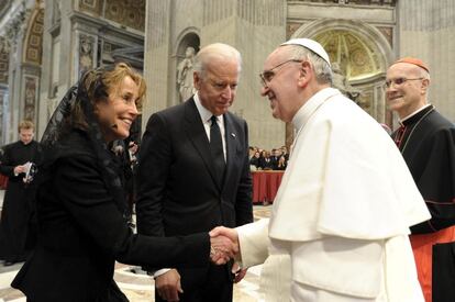 El papa Francisco saluda a Joe Biden y a su esposa Jill, en 2013.