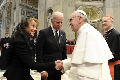 El papa Francisco saluda a Joe Biden y a su esposa Jill, en 2013.