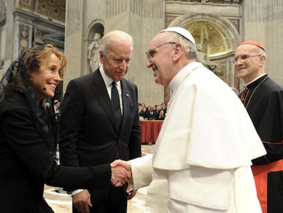 El papa Francisco saluda a Joe Biden y a su esposa Jill, en 2013.