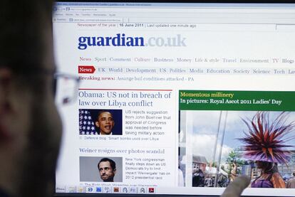 Un lector se informa en la web de <i>The Guardian</i>.