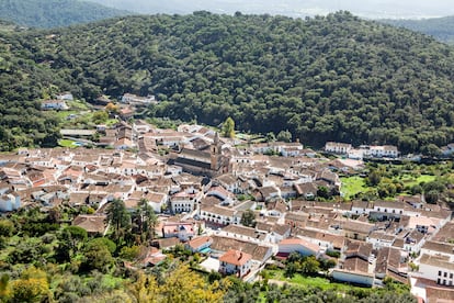 Vista del pueblo de Aljar, en plena sierra de Aracena (Huelva).