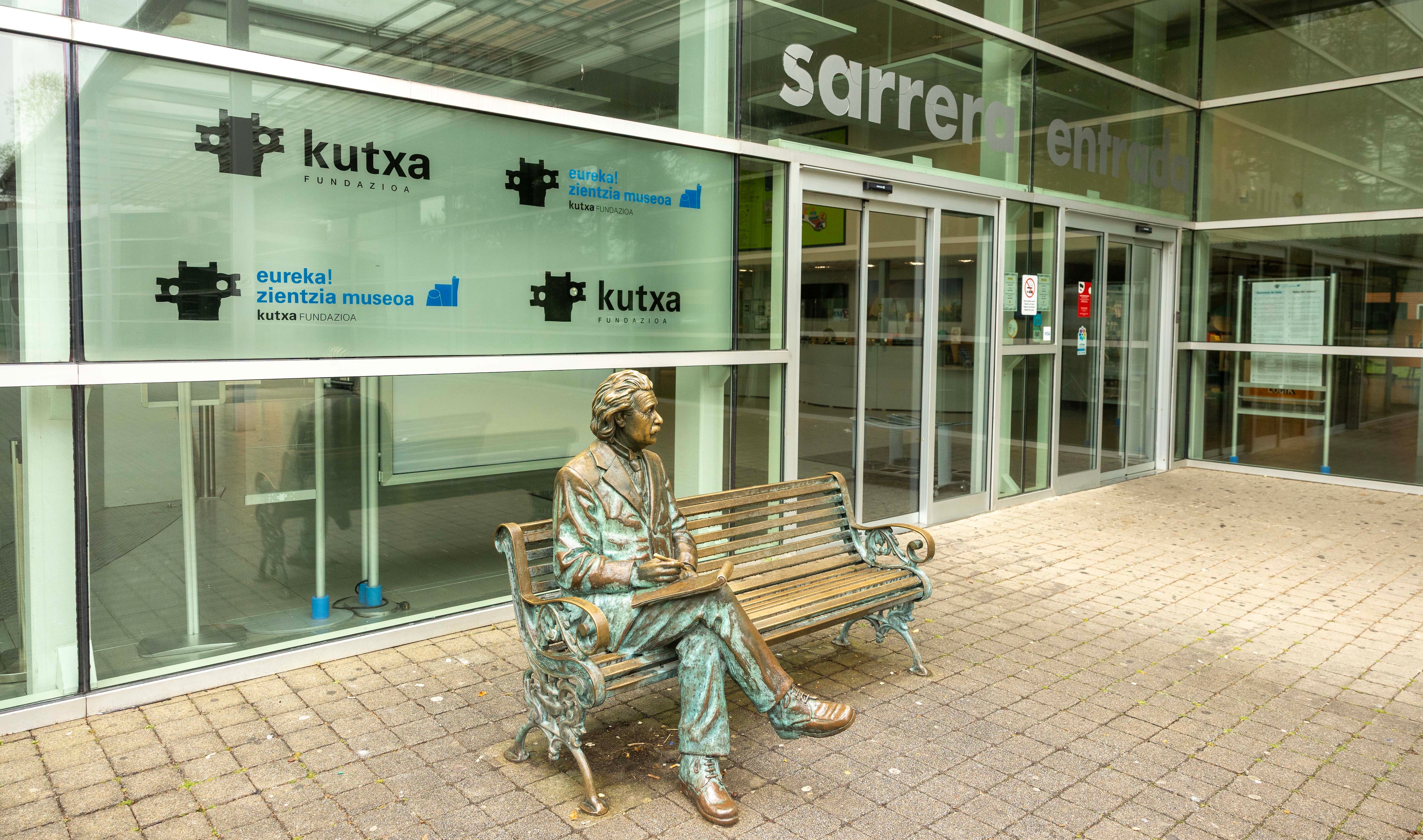 La escultura de Albert Einstein preside la entrada al museo.