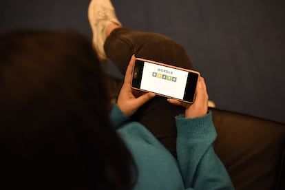 Un usuario juega con la versión inglesa del Wordle en su móvil.