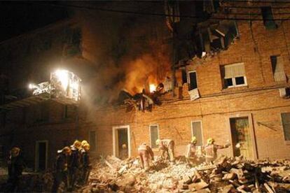 Los bomberos, esta madrugada ante el edificio donde se produjo la explosión.