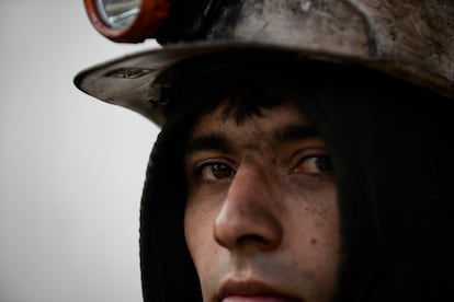 Uno de los hombres que trabaja en el rescate de los mineros sepultados.