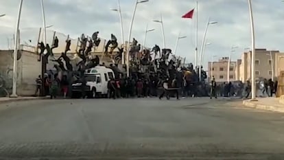 Decenas de personas tratan de cruzar la frontera entre Marruecos y Melilla.