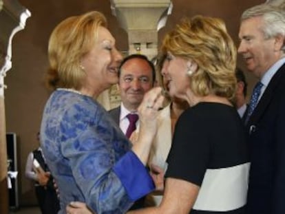 La presidenta de la Comunidad de Madrid, Esperanza Aguirre, conversa con la presidenta de Aragón, Luisa Fernanda Rudi.