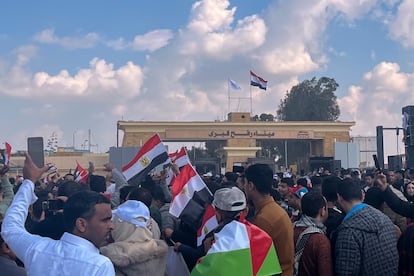 Manifestación frente al cruce fronterizo de Rafah, entre Egipto y la Franja de Gaza, para mostrar solidaridad con los palestinos y rechazar los planes de desplazamiento propuestos.