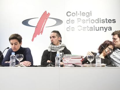 Roda de premsa el 'cas 4-F' i del documental 'Ciutat morta' al Col·legi de Periodistes de Catalunya. A la imatge Rodrigo Lanza amb la seva mare, Mariana Huidobro, entre d'altres.