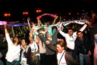 Simpatizantes del Real Madrid celebran la victoria en la plaza de Cibeles de Madrid.