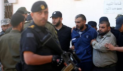 Fuerzas armadas en Gaza escoltan a uno de los condenados por asesinar a un  jefe militar de Ham&aacute;s el pasado domingo.  