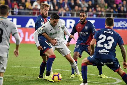 Jorge Molina regatea a Pulido para marcar el gol del Getafe.