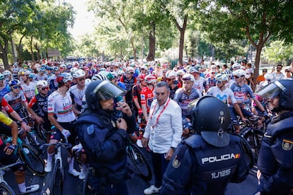 El pelotón de la Vuelta a España se detiene de manera abrupta a unos 43 kilómetros de la meta debido a los disturbios que se han producido en varias calles del centro de Madrid.