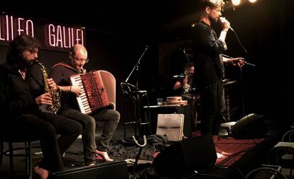 Davide Salvado y sus m&uacute;sicos, el acordeonista Santi Cribeiro y el saxofonista Pedro Dalama. 