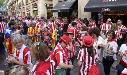 Aficionados del Athletic Club y del Barça en los alrededores de la Plaza de Sant Jaume