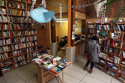 Una cliente en la librer&iacute;a &#039;Tres rosas amarillas&#039;, de Madrid.