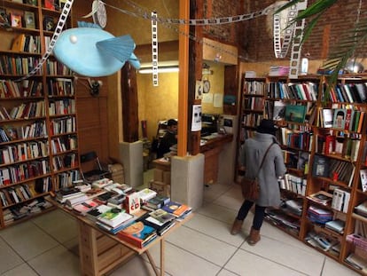 Una cliente en la librería 'Tres rosas amarillas', de Madrid.