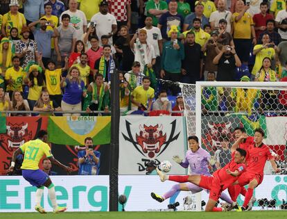 Vinicius Junior (izquierda) anotando el primer gol del partido ante Corea del Sur.
