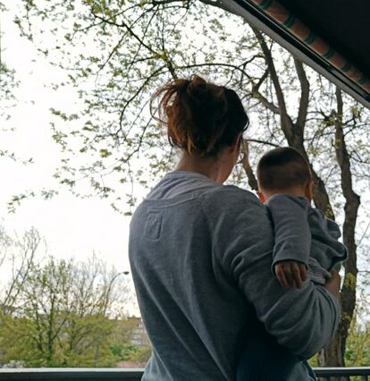 Myriam Valdés con su hijo, Eduardo, en el balcón de su casa.