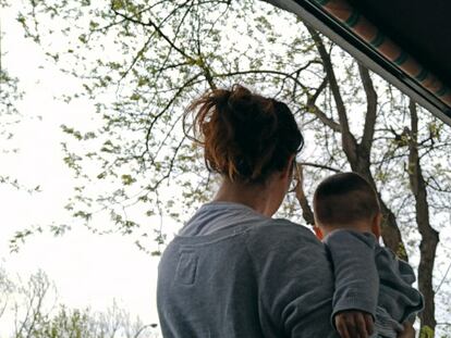 Myriam Valdés con su hijo, Eduardo, en el balcón de su casa.