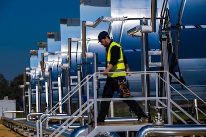 Un empleado de la planta termosolar, a la salida de una de las secciones. En el eje central se aprecia el captador que consigue calentar el agua que contiene a 210 grados.